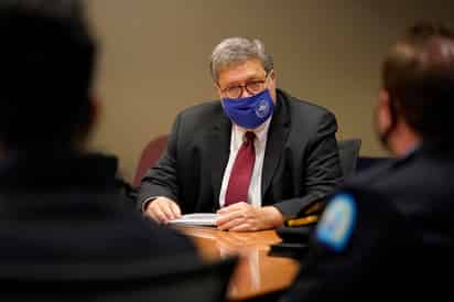 El secretario de Justicia William Barr ha autorizado a los fiscales federales de todo el país investigar “acusaciones sustanciales” de irregularidades en la votación antes de que se certifique la elección presidencial de 2020, a pesar de que hay poca evidencia de fraude. (ARCHIVO)