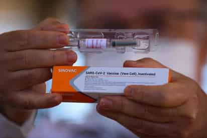 La Agencia Nacional de Vigilancia Sanitaria (Anvisa) de Brasil informó este lunes que determinó la suspensión temporal de los ensayos clínicos en el país de la vacuna contra el coronavirus desarrollada por el laboratorio chino Sinovac, tras ser notificada de la ocurrencia de un 'evento adverso grave'. (ARCHIVO)