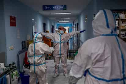 Europa se está quedando sin camas, sin médicos y enfermeras para atender las UCI. (AP)