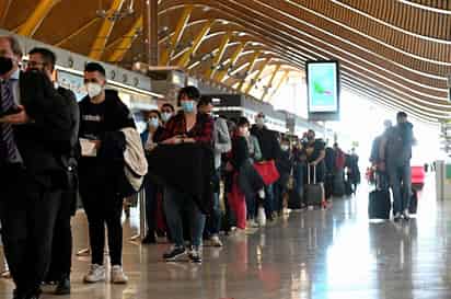 España exigirá a partir del próximo 23 de noviembre a los viajeros internacionales procedentes de países de riesgo una PCR negativa realizada 72 horas antes para poder entrar. (ARCHIVO) 