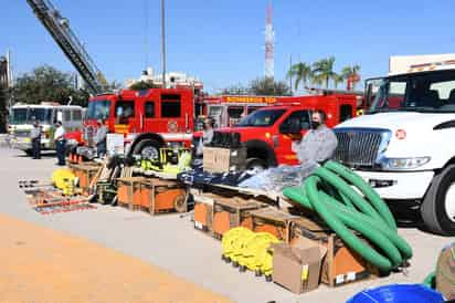 Fueron en total dos carros escala de gran alcance, una máquina ‘bombera’, un vehículo unitario, una cisterna con capacidad de almacenamiento de 10 mil litros, 10 motobombas y herramientas diversas, además de uniformes, mangueras, guantes, cascos y demás; el total de la inversión en lo anterior fue de unos 7 millones de pesos.
(FERNANDO COMPEÁN)