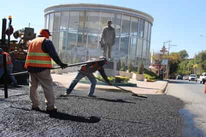 La obra de pavimentación se lleva a cabo sobre la avenida Matamoros y se destinan 3.7 millones de pesos.
