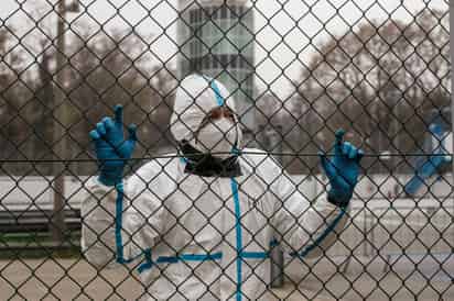 Italia, que registra casi 33,000 positivos, rebasa el umbral 'crítico' de pacientes hospitalizados. (AP)