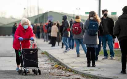 l Gobierno británico comunicó este jueves la detección de 33,470 nuevos casos de COVID-19 en veinticuatro horas, por encima de los 22,950 de ayer y la mayor cifra diaria registrada hasta ahora durante la pandemia. (ARCHIVO)