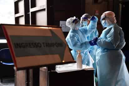 Italia registró el último día 40,902 nuevos contagios y 550 fallecidos por COVID-19, mientras el Gobierno incluyó a dos regiones más, Campania y Toscana, en las 'zonas rojas'. (EFE)