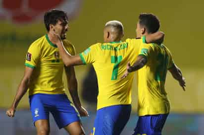 Celebran jugadores de Brasil tras anotar el único tanto del juego, con el que vencieron a Venezuela. (AP)