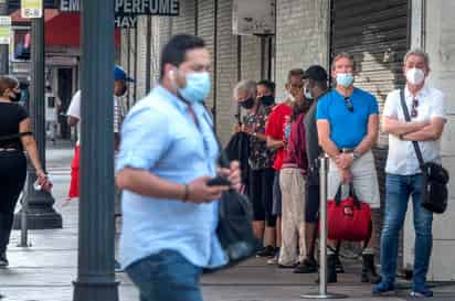 Florida añadió este sábado 4,544 nuevos casos y 45 muertes por la COVID-19, con una tasa de positivos que se acercó de manera peligrosa al 10 %. (ARCHIVO)