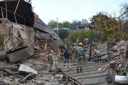 Azerbaiyán pospuso el domingo la toma de control de un territorio cedido por las fuerzas armenias en un acuerdo de cese del fuego, pero denunció que los civiles que se están yendo están incendiando casas y cometiendo lo que denominó “terror ecológico”. (ARCHIVO) 