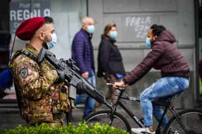 Italia registró 33,979 nuevos contagios de coronavirus en las últimas veinticuatro horas, una cifra inferior a la del día anterior aunque se han hecho muchas menos pruebas, y 546 personas han perdido la vida. (ARCHIVO) 