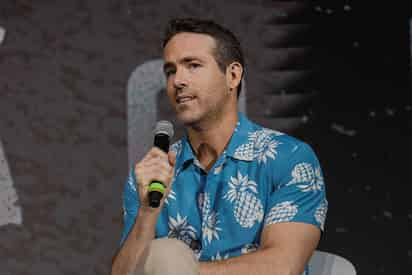 Las estrellas de Hollywood Ryan Reynolds y Rob McElhenney adquirieron el lunes a uno de los clubes de fútbol más antiguos del mundo y tienen como intención realizar un documental sobre su primera incursión en el deporte. (ARCHIVO)