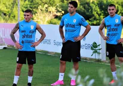 Luis Suárez (c) no podrá estar en el duelo de hoy ante Brasil, y también se perderá el juego ante su exequipo Barcelona. (EFE)