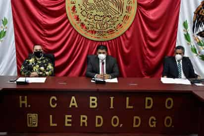 El alcalde, Homero Martínez Cabrera, presidió la sesión solemne de cabildo desde el salón Azul de la Presidencia Municipal, acompañado de la síndica municipal, Jaqueline del Rio López, y del secretario del ayuntamiento, Dimas López Martínez. Los regidores estuvieron presentes vía plataforma zoom al igual que los galardonados.
