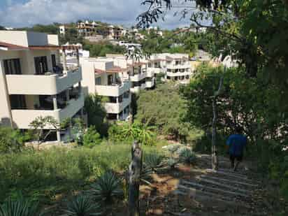 Este no es el único espacio de playa cuyo acceso público es rústico y peligroso en el complejo residencial.