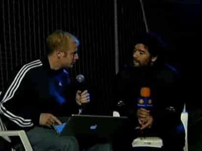 Luego de la muerte del 'eterno 10' Diego Armando Maradona, en redes sociales diferentes medios recordaron momentos especiales de su trayectoria lejos del futbol. (Especial)