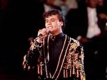 Han pasado 30 años del lanzamiento del histórico disco, pero el álbum 'Juan Gabriel en el Palacio de Bellas Artes', grabado en 1990, mantiene su vigencia y todo su esplendor a pesar de los años y de la ausencia del Divo de Juárez.  (Especial) 