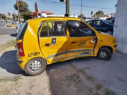 El taxi sufrió fuertes daños en ambas puertas del lado izquierdo. (EL SIGLO DE TORREÓN)