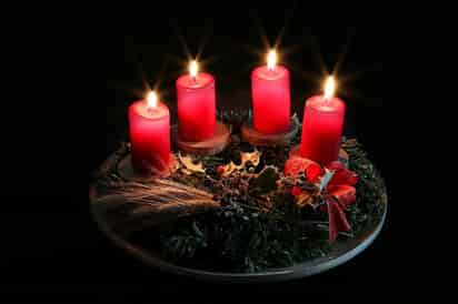 Cada uno de los elementos que componen a la corona de adviento tienen un significado relacionado con las festividades decembrinas (ESPECIAL)  