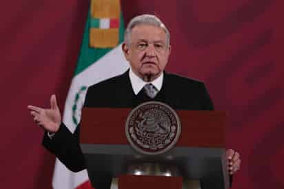 Al calificarlo como 'una gran injusticia', el presidente Andrés Manuel López Obrador acusó que en el periodo neoliberal se realizaron reformas con el objetivo para que los trabajadores no reciban ni la mitad del salario mínimo, por lo que informó que su gobierno, junto con los empresarios, están buscando solucionarlo, aunque reconoció que existe una 'pequeña diferencia' que reside en el cobro de comisiones. (ARCHIVO) 