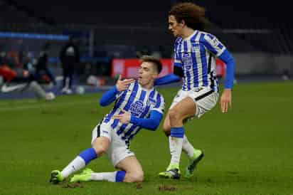 El sustituto Krzysztof Piatek aportó un doblete para que Hertha venciera el viernes 3-1 al Union, en el derbi berlinés de la Bundesliga. (AGENCIAS)
