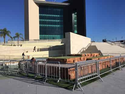 Comenzó en la Plaza Mayor de Torreón la instalación de una villa con temática navideña, esto pese a que el Gobierno de Coahuila había anunciado que ese tipo de elementos, incluyendo pinos y pistas de patinaje, serían evitados para no atraer paseantes y generar aglomeraciones en espacios públicos.
(FERNANDO COMPEÁN)