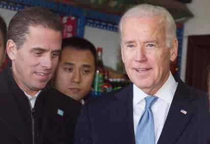 El Departamento de Justicia está investigando las finanzas de Hunter Biden (i), el hijo del presidente electo Joe Biden (d), incluyendo algunos de los tratos que tuvo con China y otras transacciones, informó una fuente allegada a The Associated Press. (ARCHIVO) 
