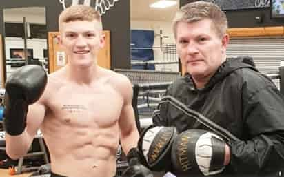 Campbell Hatton, hijo del excampeón mundial Ricky Hatton, ha firmado un acuerdo promocional con Matchroom Boxing de Eddie Hearn y hará su debut profesional en febrero de 2021. (ARCHIVO)