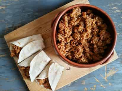 El chicharrón prensado es uno de los guisos favoritos de los laguneros. Aunque lo podemos encontrar en muchas presentaciones, las favoritas son las gorditas y burritos. (Créditos: Instagram @elcocineroimprovisado)