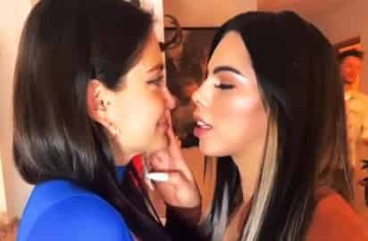 Al ritmo de la música de Shakira, ambas mujeres juntaron sus cuerpos para protagonizar el video que se ha viralizado en redes sociales (CAPTURA)