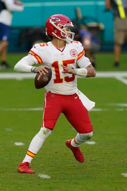 Patrick Mahomes lanzó para 393 yardas y tuvo dos pases de anotación, aunque sufrió tres intercepciones. (AP)