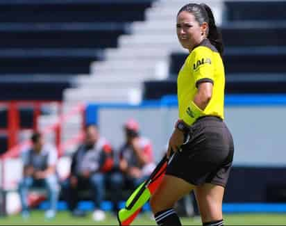 El pasado domingo se disputó la final del Torneo Guard1anes de la Liga MX entre el Club León y los Pumas de la UNAM,  siendo uno de los factores más llamativos del evento no los jugadores, sino Karen Janet Díaz Medina, la primera mujer en trabajar como árbitro asistente número dos en una final. (Especial) 