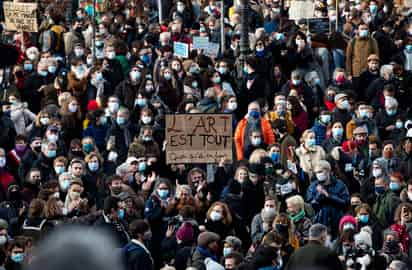 Miles de trabajadores de la industria del teatro y el cine salieron el martes a las calles de París para manifestarse en contra del prolongado cierre de los centros de entretenimiento en medio de la pandemia del coronavirus. (EFE) 