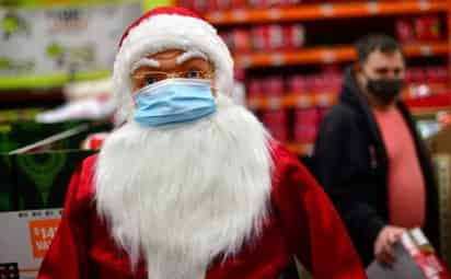 La pareja que interpreta a 'Santa Claus' y la 'Señora Claus' no presentaron síntomas durante el evento y fue hasta después cuando supieron que estaban contagiados (ESPECIAL) 