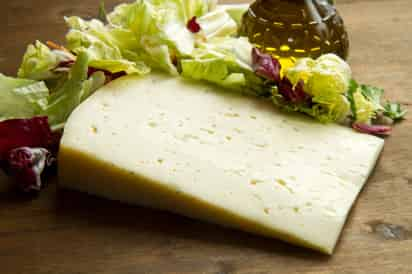 Al norte de Italia en la meseta de Asiago nace este queso con Denominación de Origen Protegida (DOP). De acuerdo a Davide Ronda, Delegado del Consorcio del Queso Asiago en México, la única leche permitida para su elaboración debe ser de la raza bruna, una vaca muy distinta a la Holstein. (Especial) 