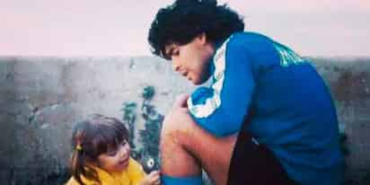 Una fotografía tomada durante un entrenamiento en 1989, inmortalizó una de las imágenes más recordadas de Diego Armando Maradona junto a su hija, la actriz Dalma Maradona. (ESPECIAL) 