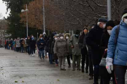 Austria iniciará el 26 de diciembre un confinamiento de tres semanas, el tercero de la pandemia, tras el que lanzará una nueva campaña de test masivos con la novedad de que quienes no se sometan a la prueba tendrán que permanecer siete días más en cuarentena. (ARCHIVO) 