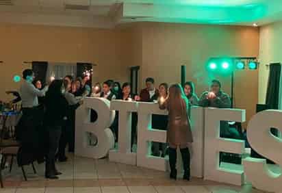 Dijo en Facebook que 'los servidores de la nación se merecían una bonita posada', compartiendo fotografías de la celebración a la que asistieron por lo menos 30 personas (CAPTURA) 