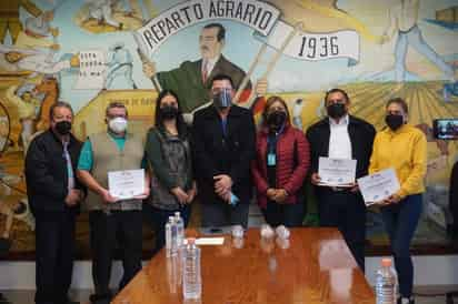 En la sala de Cabildo se realizó la entrega de los reconocimientos a los comerciantes por cumplir con el pago de sus impuestos. (EL SIGLO DE TORREÓN) 