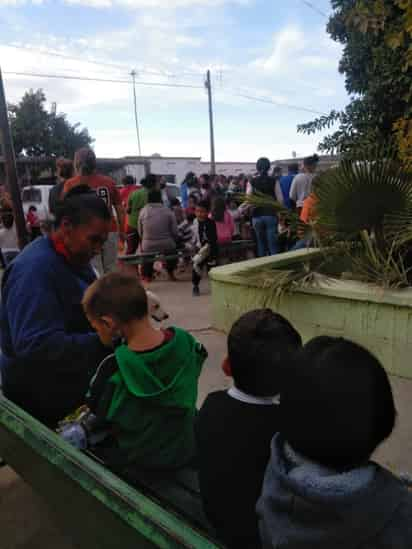 En la entrega de bolos, juguetes y cobijas que organiza el DIF se reúnen decenas de personas incluyendo niños pequeños. (CORTESÍA)