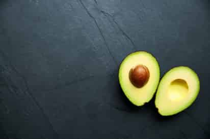 En guacamole, acompañando al pan, en ensaladas o simplemente sólo, el aguacate es uno de los frutos que más consumen los mexicanos, así como uno de los alimentos que tiene más nutrientes y aporta más beneficios a la salud. (Especial) 