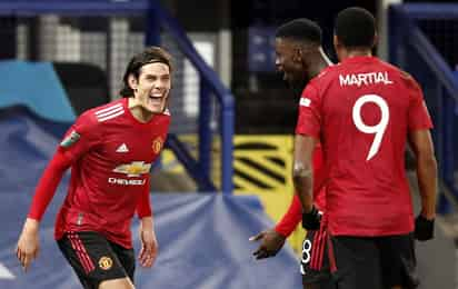 Edinson Cavani (i) celebra luego de marcar el primer tanto del Manchester United, en el triunfo 2-0 sobre Everton. (EFE)