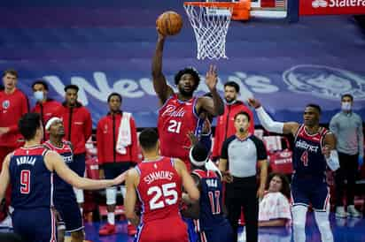 Joel Embiid (21) metió 29 puntos y bajó 14 rebotes ante Wizards. (AP)