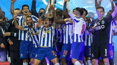 Porto, con una buena actuación del 'Tecatito' Corona, se impuso 2-0 al Benfica para ganar la Supercopa de Portugal. (EFE)