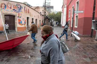 Por espacio de casi dos horas varias colonias, así como la zona del Centro Histórico de Saltillo, sufrieron la interrupción del servicio de luz, así como de la señal de internet, provocando la incomunicación, así como que varios comercios, oficinas y demás establecimientos pararan operaciones. (ARCHIVO)