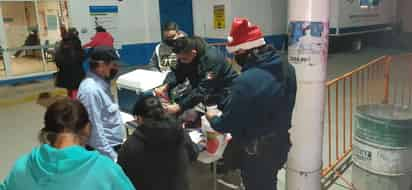 Familiares y amigos de las personas hospitalizadas en el Hospital General recibieron provisiones alimenticias el 25 de diciembre.