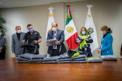 La administración municipal de Piedras Negras llevó a cabo la entrega de chamarras para el personal operativo de la Dirección de Seguridad Pública Municipal (DSPM) de Piedras Negras; tanto para los agentes de tránsito como para los elementos de la policía municipal; siendo un total de 151 prendas para frío. (RENÉ ARELLANO)