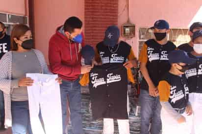 Cabe resaltar que la adquisición de los uniformes fue posible gracias al trabajo coordinado de las autoridades municipales con el Comité de Pro-Obras del ejido. (EL SIGLO DE TORREÓN) 