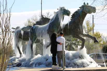 Luego de por lo menos 24 horas de intensas nevadas, 12 tramos carreteros de la entidad se encuentran cerrados a la circulación por lo cual se alertó a los ciudadanos para evitar salir de casa. (ARCHIVO)