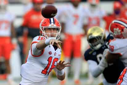 Trevor Lawrence entrará hoy en acción con Clemson.