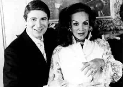 Enrique Álvarez fue el único hijo de la gran diva del cine mexicano, María Félix. Un hombre que siguió los pasos de su madre en el medio del espectáculo, pero que tuvo que enfrentar difíciles pruebas. Sin embargo, en una época donde la homosexualidad era mal vista, tuvo que enfrentar la homofobia para poder hacerse un lugar en el mundo del espectáculo, lo cual no consiguió al final de su vida. (ESPECIAL) 