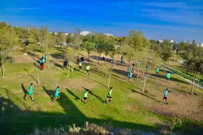 Fueron intensas sesiones de pretemporada en el Bosque Urbano, para estar al cien por ciento en el tema físico; hoy van a cancha. (ESPECIAL)